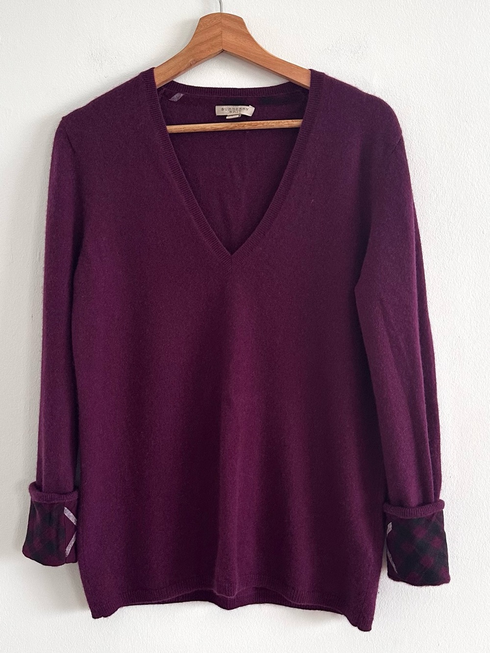 Burberry Brit V-neck dark purple cashmere sweater Burberry check cuffs large
